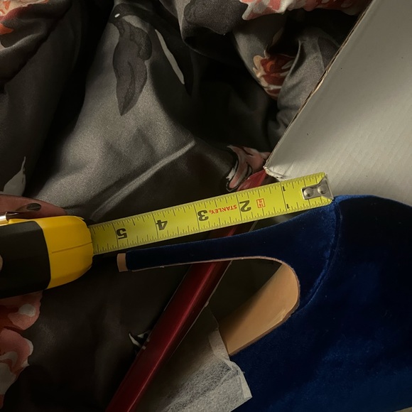 Gorgeous velvet like stilettos - Picture 5 of 5